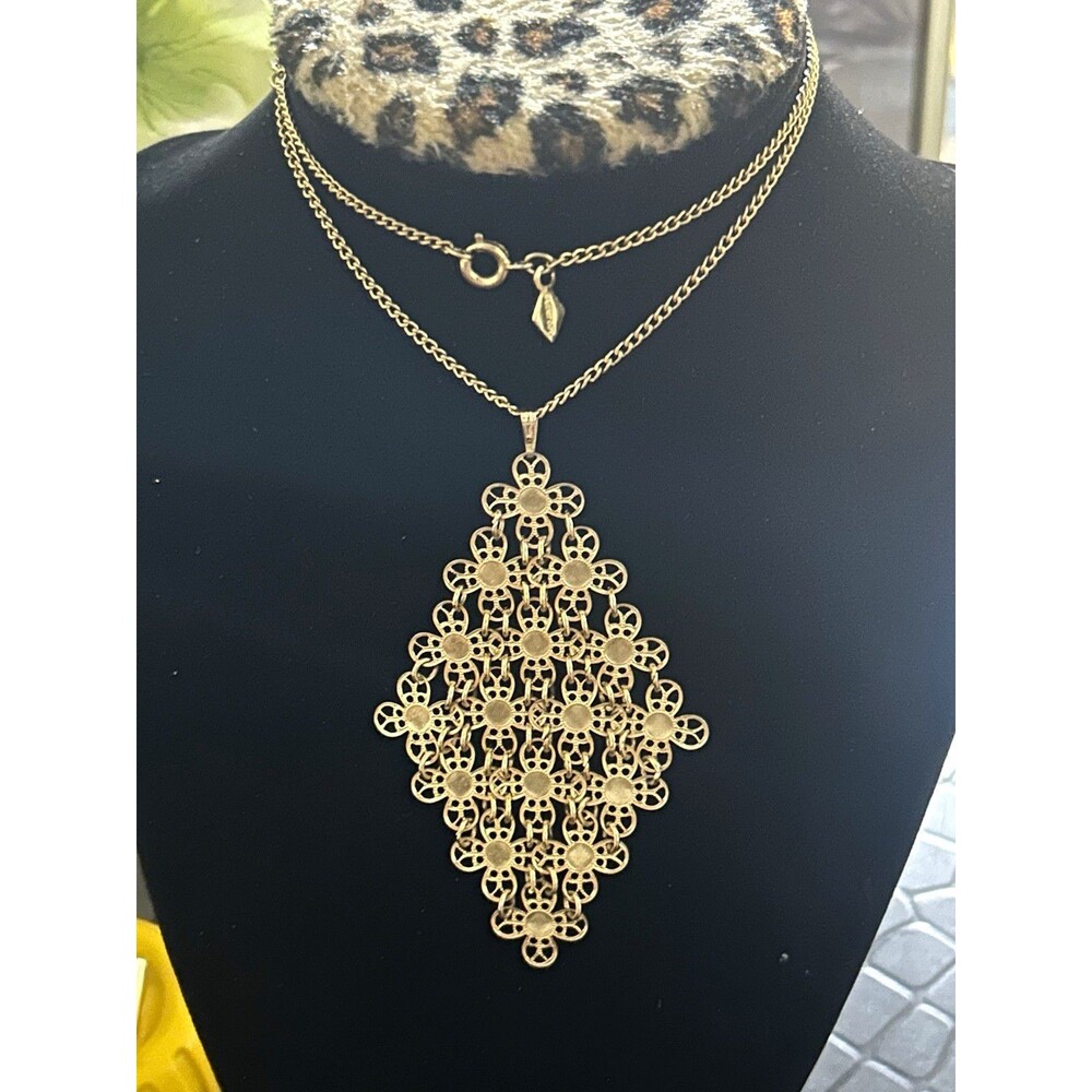 Vintage 1971 Sarah Coventry Golden Petals Pendant Necklace
